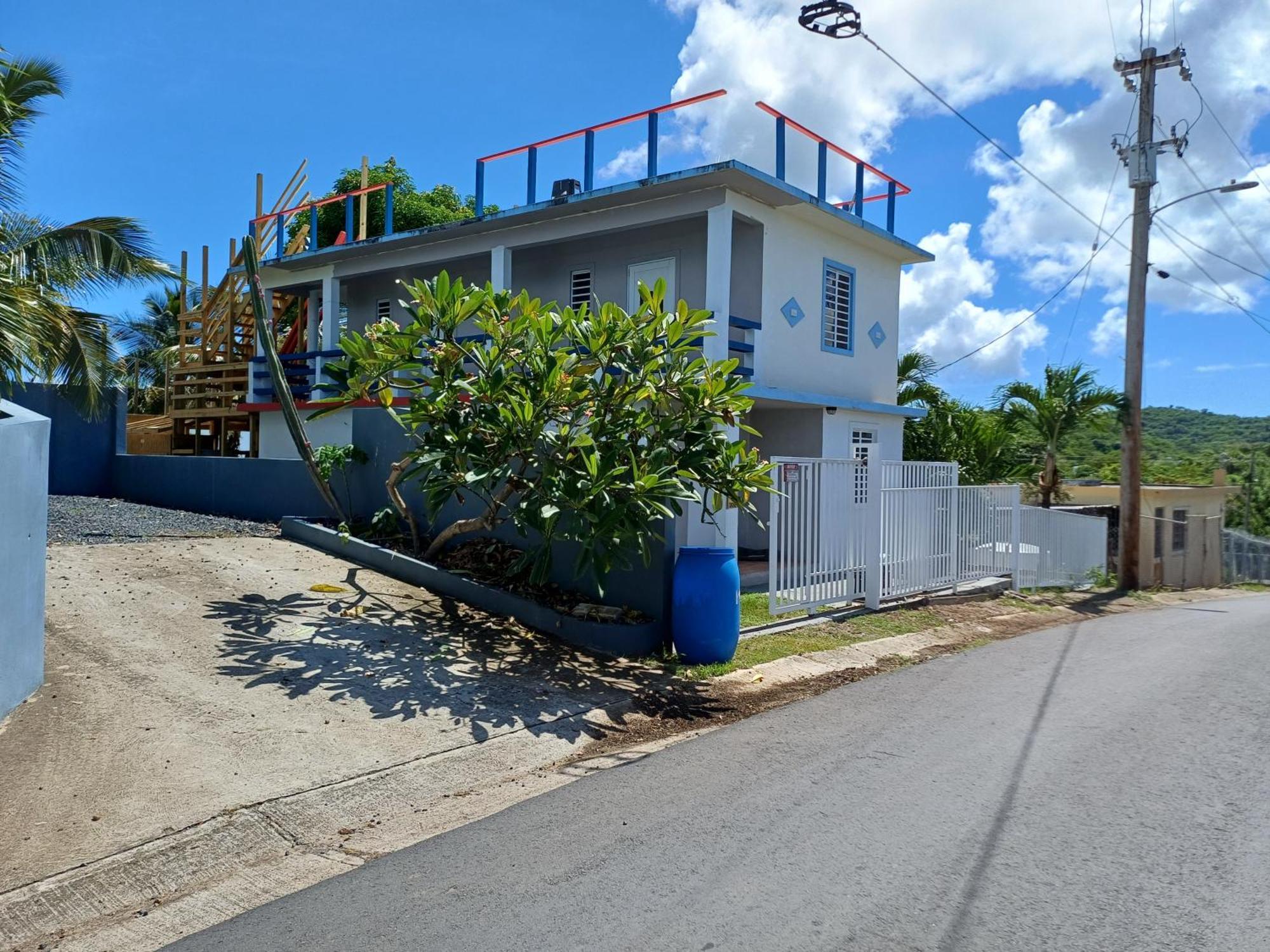Rooster Run Glamping Camping Has Rooftop And Off The Ground Glamping Experience For 1 To 16 In A Single Tent And Views Of The Rain Forrest And To Culebra Across The Atlantic Ocean W Tents, Linens, Deluxe Air Beds, Warm Shower And More At A Great Pric Vieques Dış mekan fotoğraf